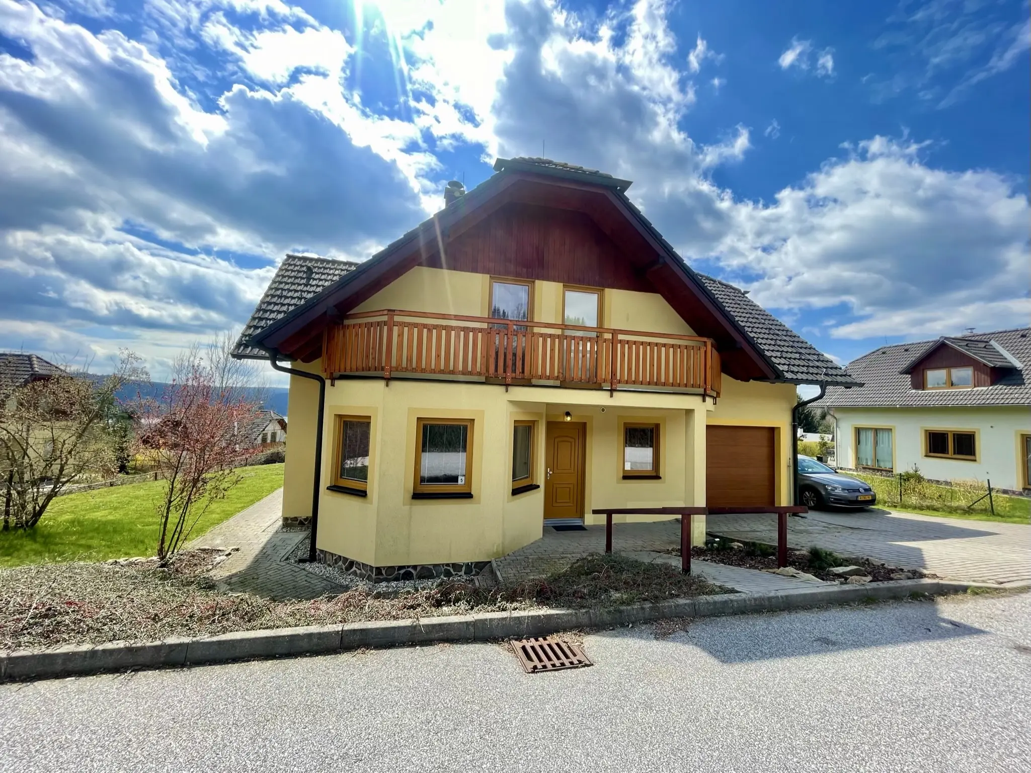 Te koop groot huis met sauna en garage, uitzicht op Lipnomeer, Tsjechie